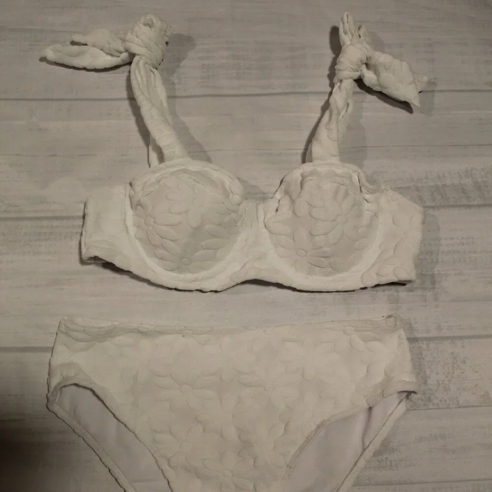 White floral textured bikini with high waist bottom bandeau style w straps top M